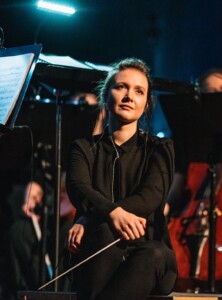 Aneta pawil Figiel podcas koncertu na scenie