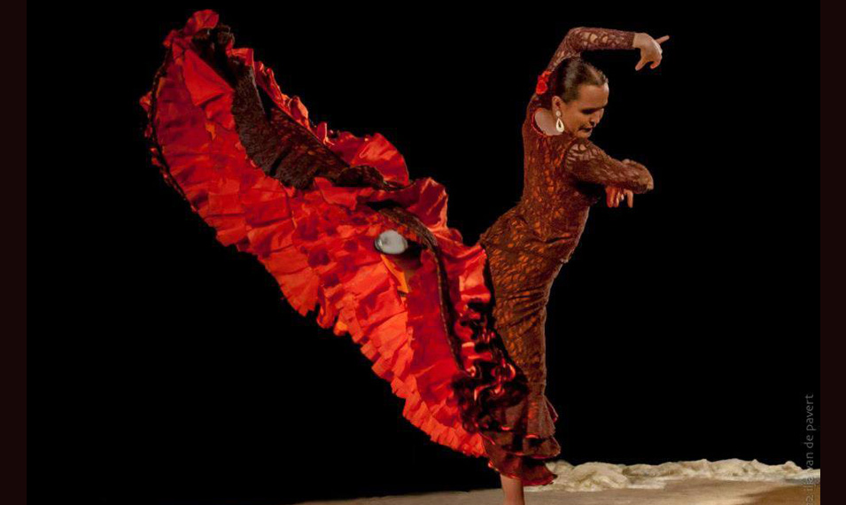 Tańcząca artystka w czerwonej sukience